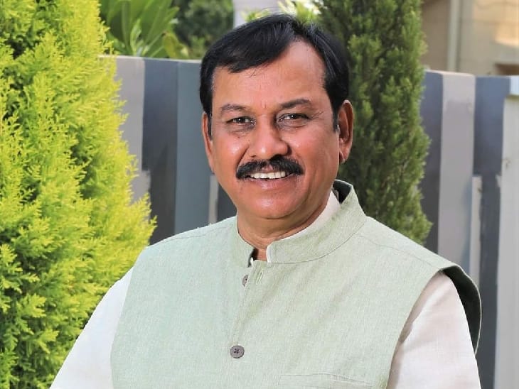 MP Vijay Baghel , two promoted,  IAS officers