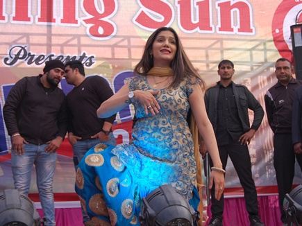  सपना चौधरी के शो में पथराव