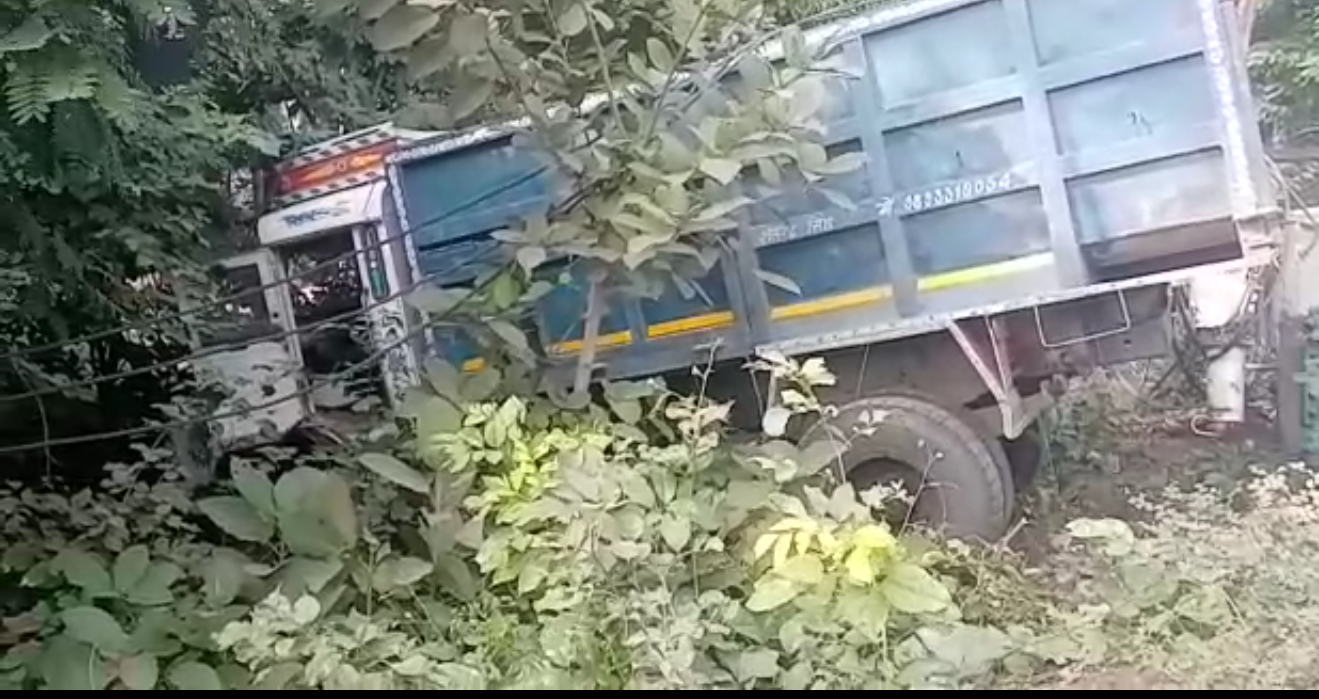  Dumper rammed
