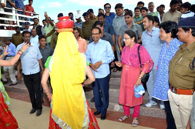 शिवराज पत्नी के साथ पहुंचे हनुवंतिया