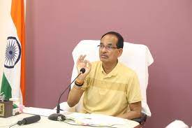 मुख्यमंत्री चौहान ने दमोह जिले में संचालित योजनाओं की समीक्षा की