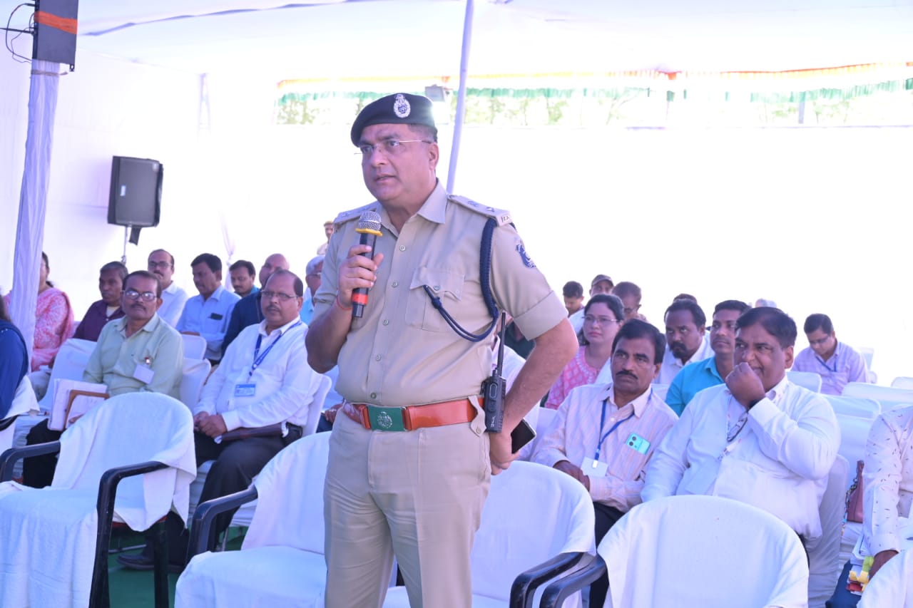 मुख्यमंत्री भूपेश बघेल की जांजगीर के सर्किट हाउस में अधिकारियों की समीक्षा बैठक 