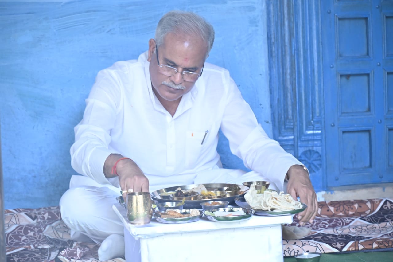 मुख्यमंत्री ने सुकुल दैहान के किसान लिल्लू दास खरे के घर आत्मीय भाव से किया भोजन