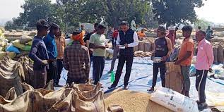 कलेक्टर ने किया धान खरीदी केंद्र लटोरी का औचक निरीक्षण
