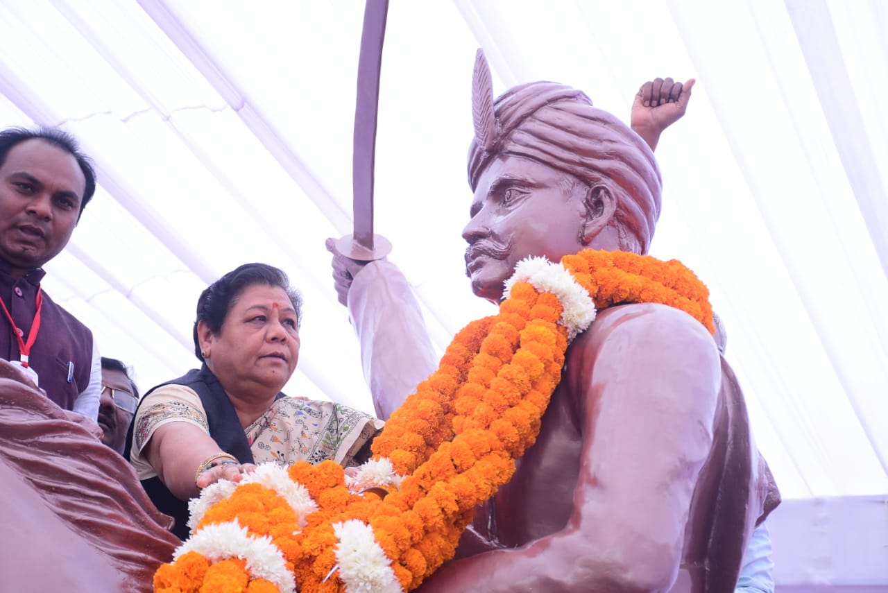 राज्यपाल अनुसुईया उइके बालोद भव्य वीर मेला मे शामिल हुईं 