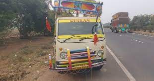 badwani, Truck crushed ,pushing loading vehicle, three died
