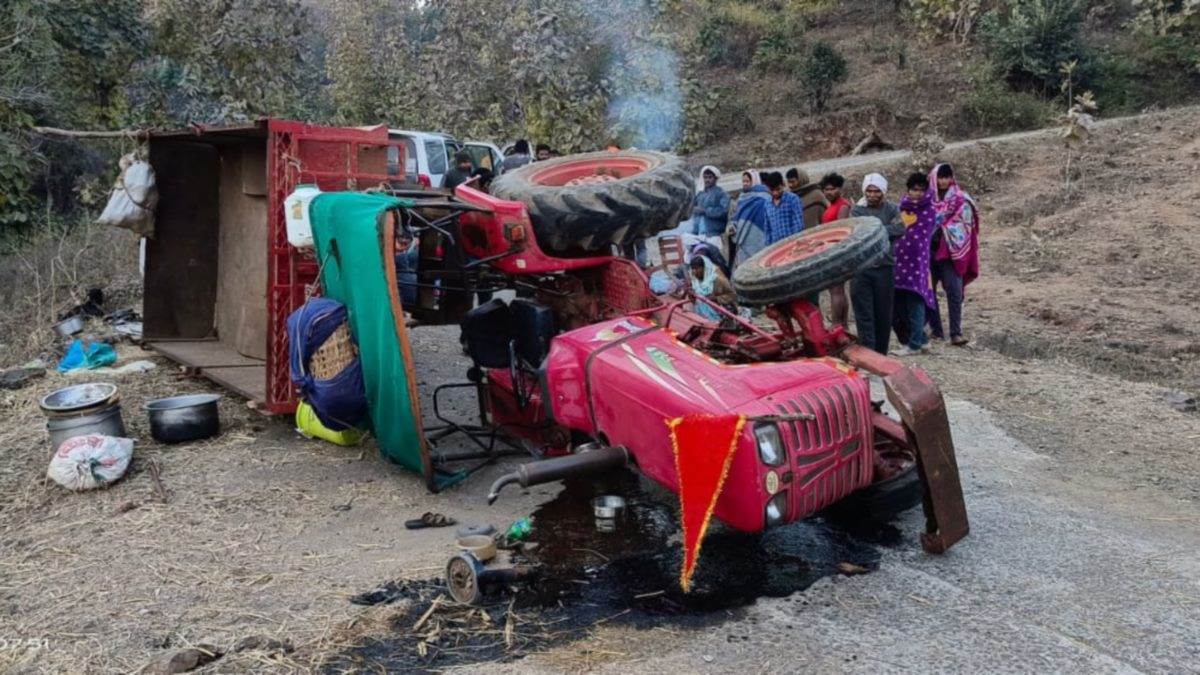 betul, Tractor trolley,Guptwada temple ,overturned