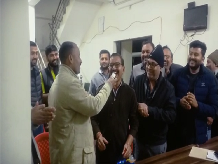 बीजेपी नेता का थाना में माना बर्थ डे
